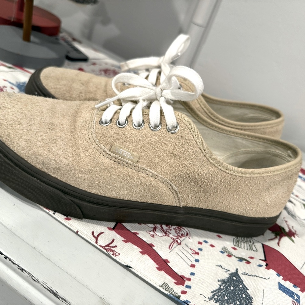 Men’s size 10 Canvas Vans. Like new. Worn less than 5 times!